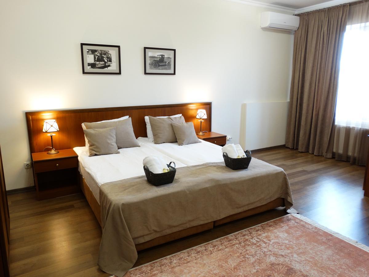 Henry Ford Mini Hotel Odessa Exterior photo