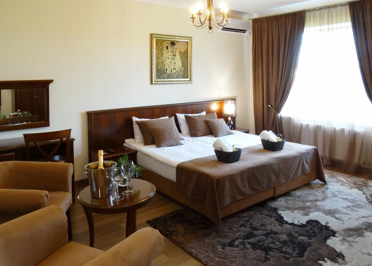 Henry Ford Mini Hotel Odessa Exterior photo